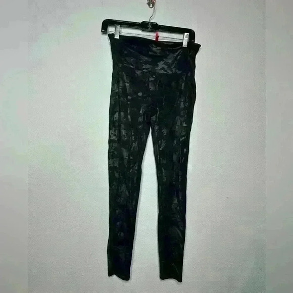 Spanx camo leggings size large women’s - Picture 1 of 4